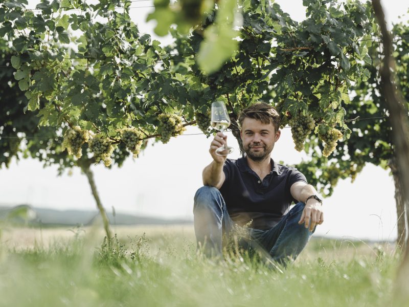 Alexander Waberer sitzend im Weingarten